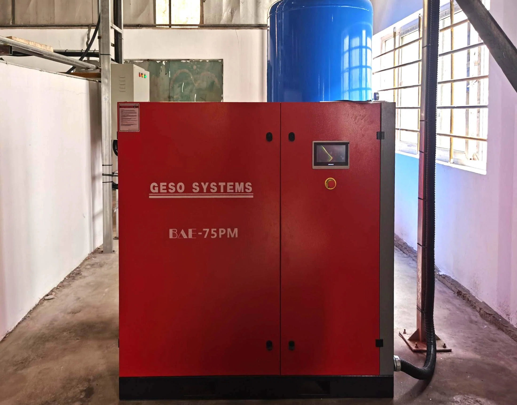 Suluhisho la Screw Compressor la 75kW kwa Utengenezaji wa Kemikali na Mipako